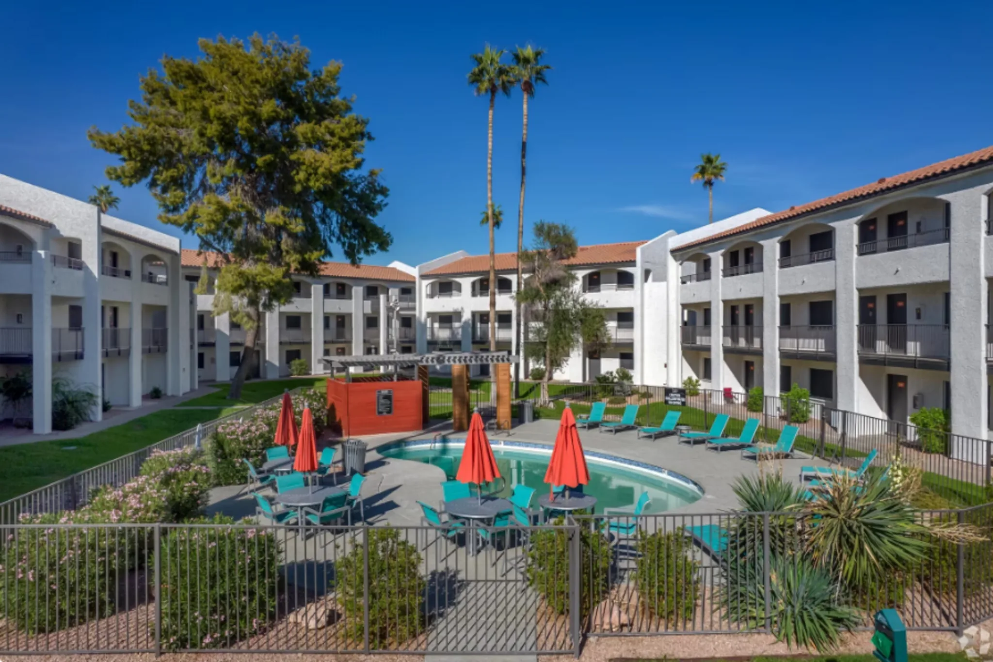 Resident pool and courtyard at Tides on 51st, Phoenix, AZ